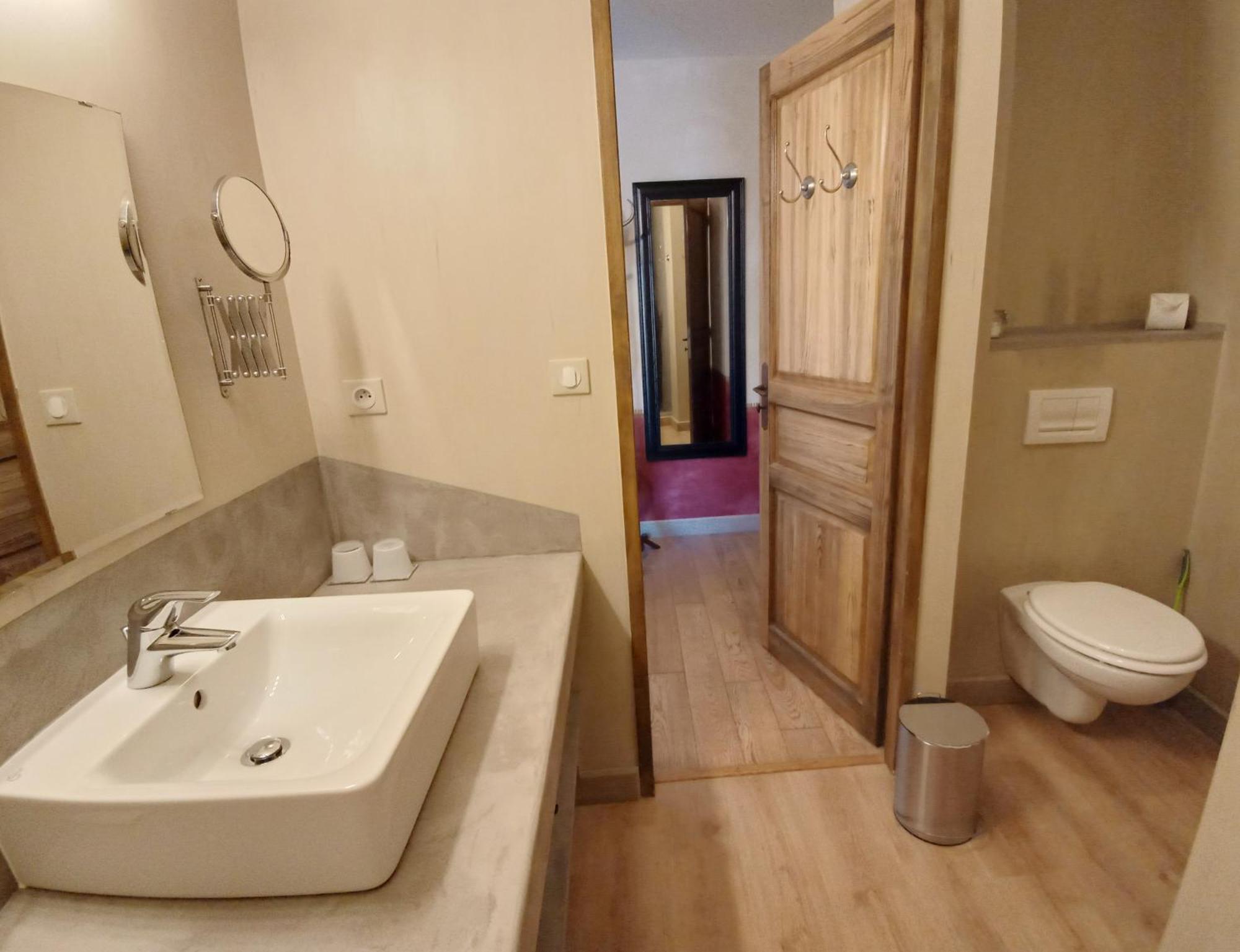 Des Lits Sur La Place Hérépian Dış mekan fotoğraf